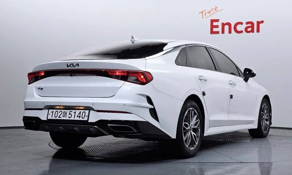 Kia K5 2022 — вид сзади