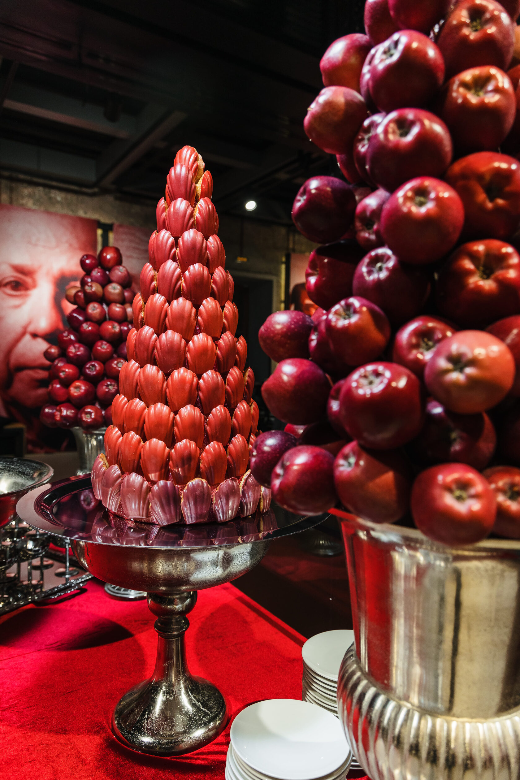 Пирамида из яблок на фуршетном столе — авторская подача фруктов кейтеринг Москва
