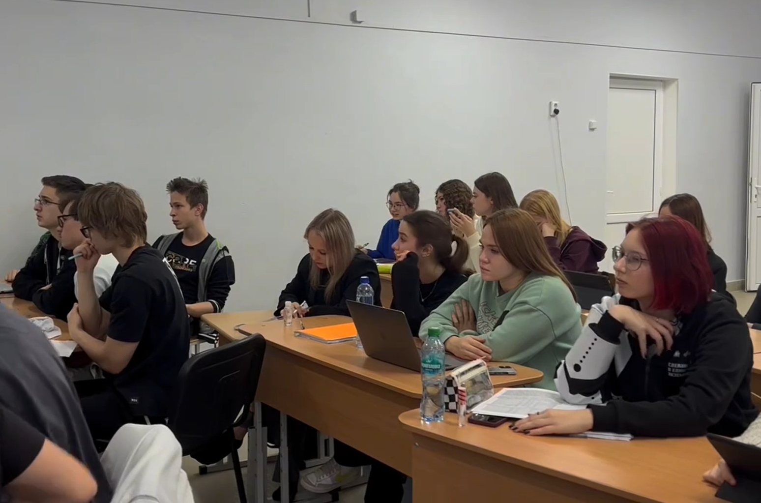 Участники олимпиадной подготовки по обществознанию на интенсиве в «Таватуе»