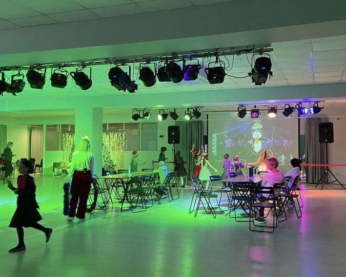 Арт-клуб КЦ «Вдохновение» со световым оборудованием и медиа-экраном
