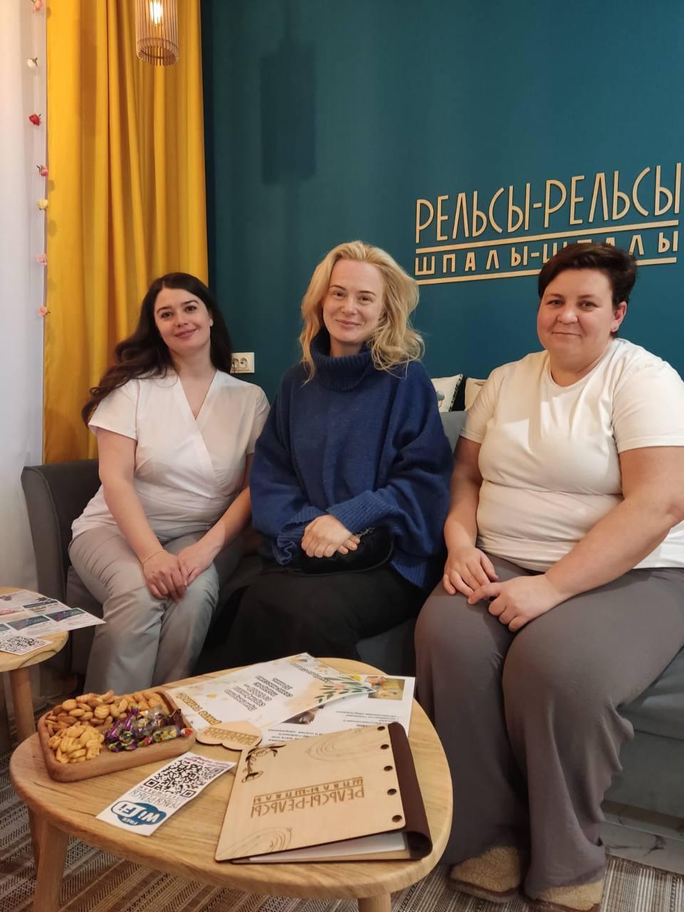 Нашу студию заботы о теле «Рельсы-рельсы, шпалы-шпалы» посетила актриса театра и кино Алла Юганова — невероятно тёплая, светлая и талантливая.