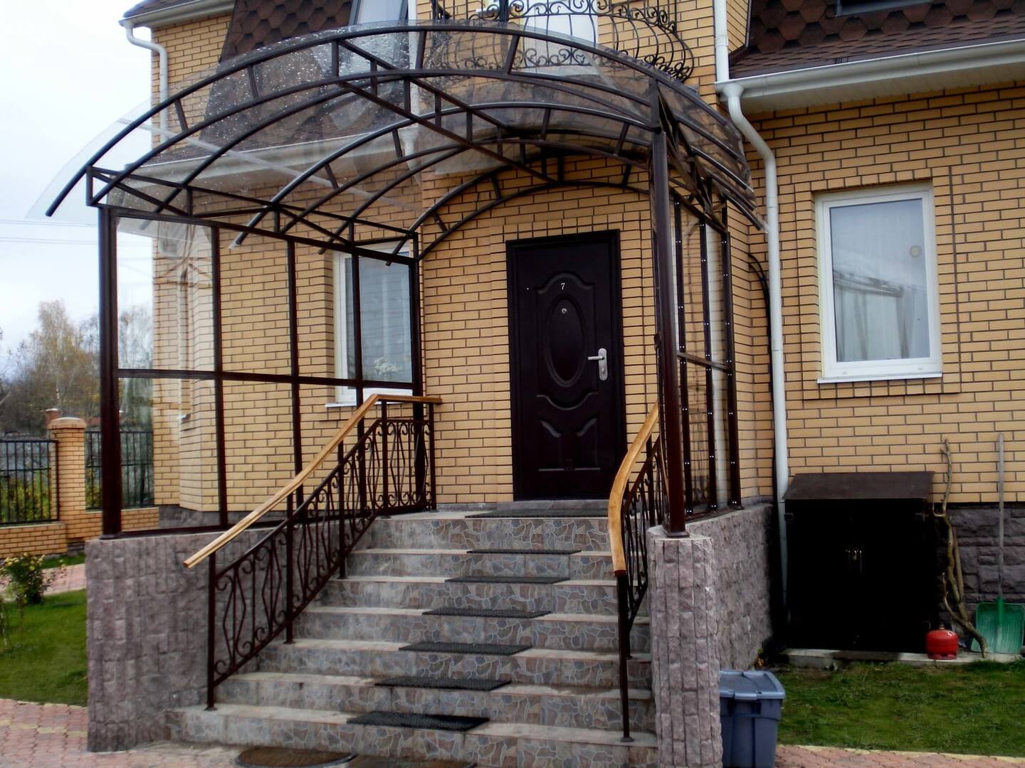 Дизайн входа в частный дом под навесом