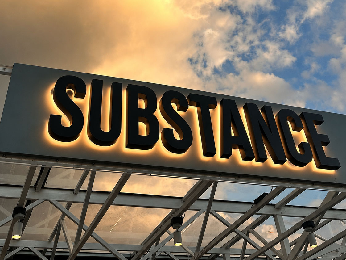 Изготовили объемные буквы с контражурной подсветкой Substance