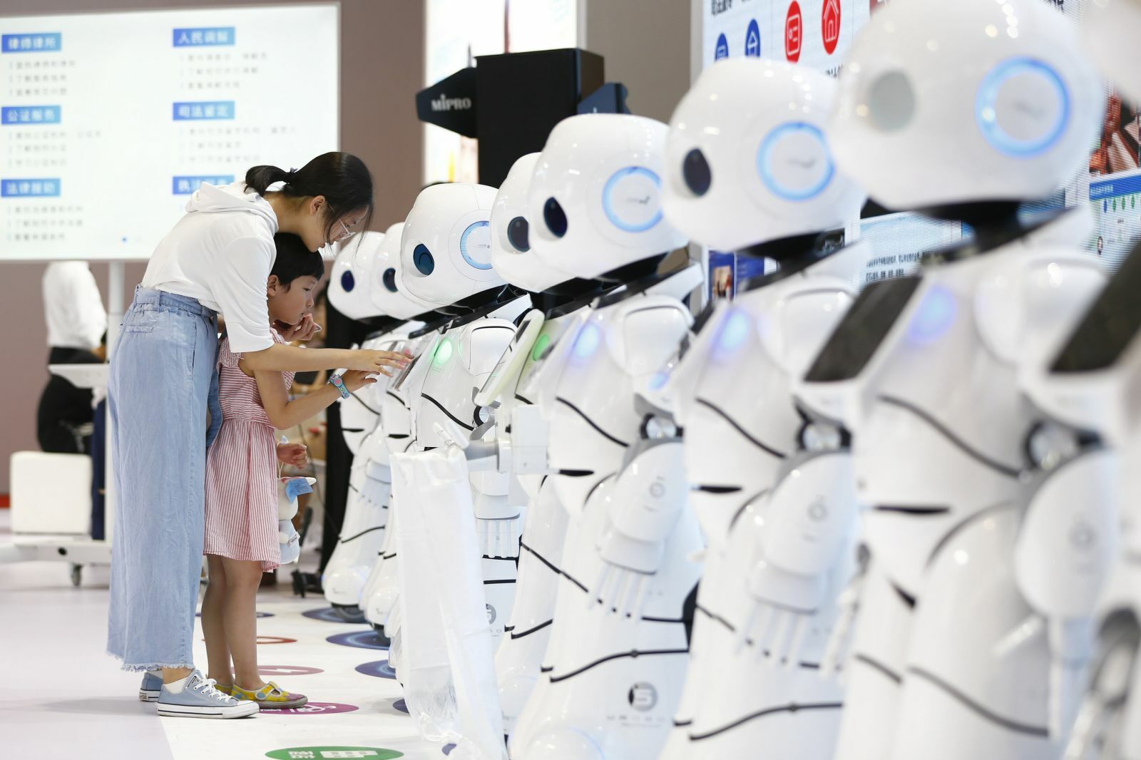 Japan tech. Роботы в Японии. Современные роботы в Японии. Робототехника Японии. Роботизированные заводы в Японии.