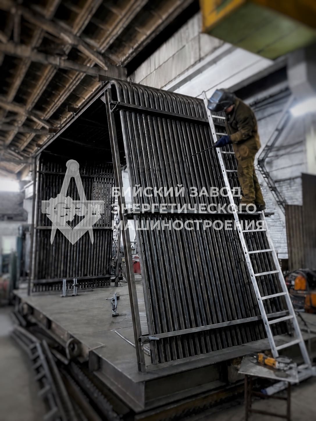 Изготовление газоплотных панелей для парового котла ГМ-50 в сборочном цехе БЗЭМ