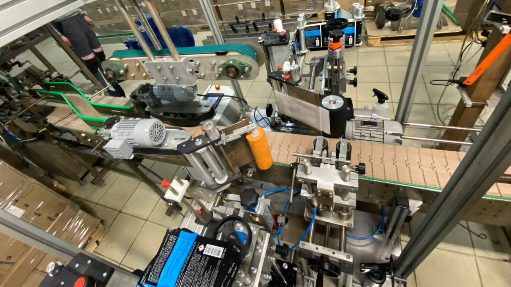 Аппликатор этикеток автоматический этикетировщик тары бытовая химия