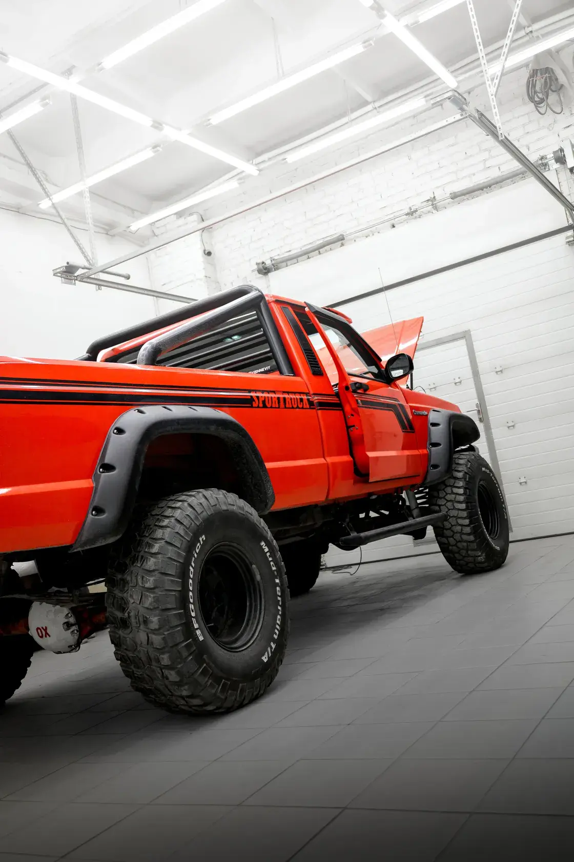 Jeep Comanche с лифтом и расширителями арок