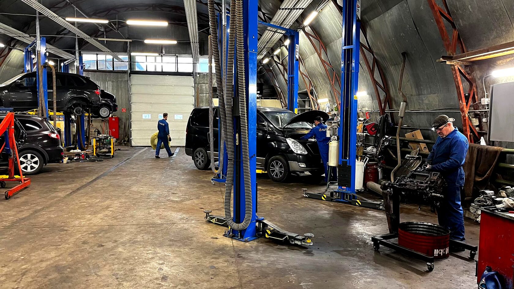 Механик подготавливает автомобиль к установке нового генератора