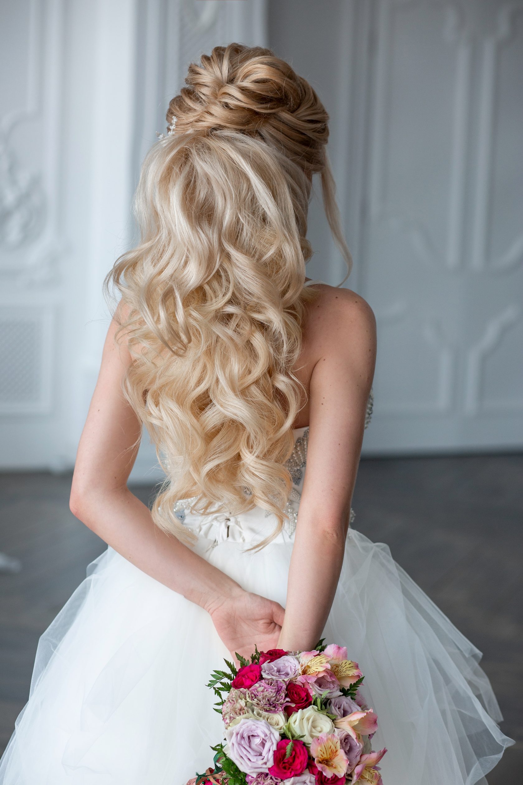 Свадебные прически на средние и длинные волосы - примеры работ