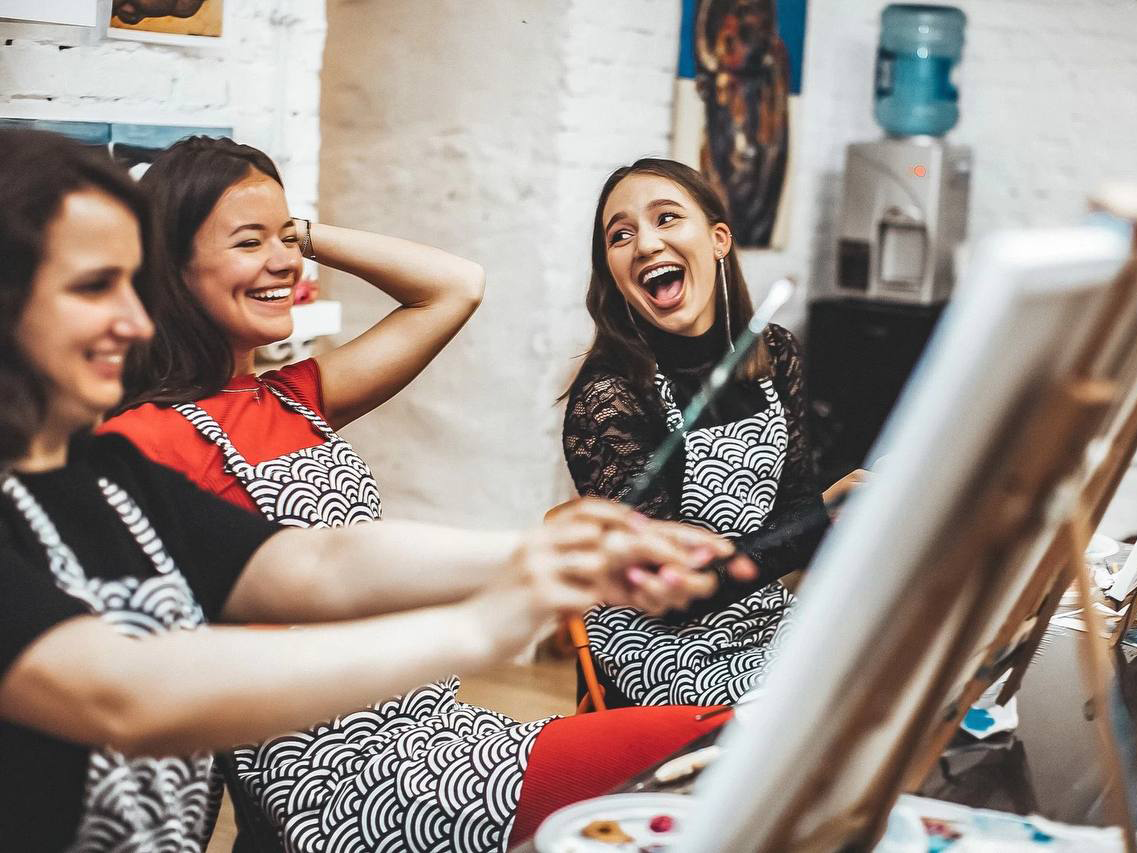 фото нанесения макияжа на лицо девушки 