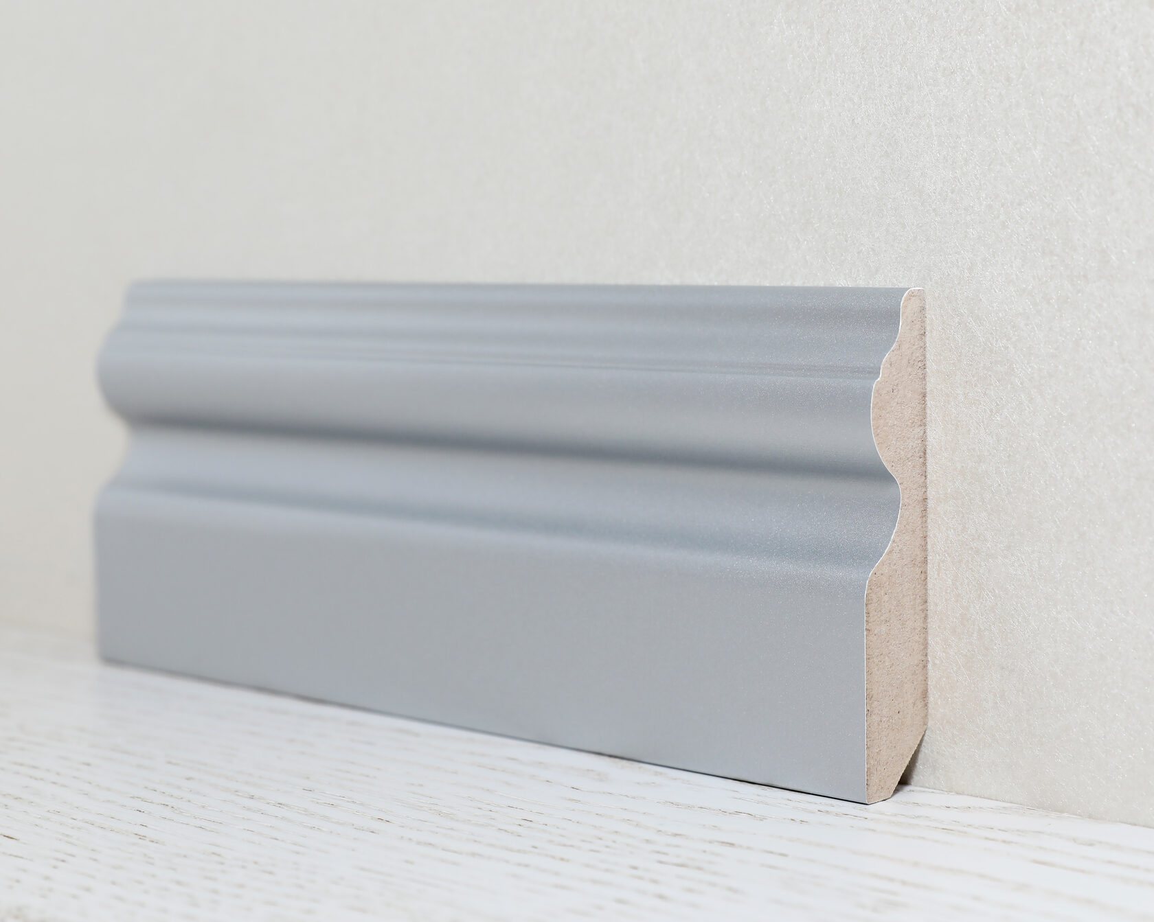 Крашеный плинтус из МДФ, подходящий для создания современного и стильного интерьера