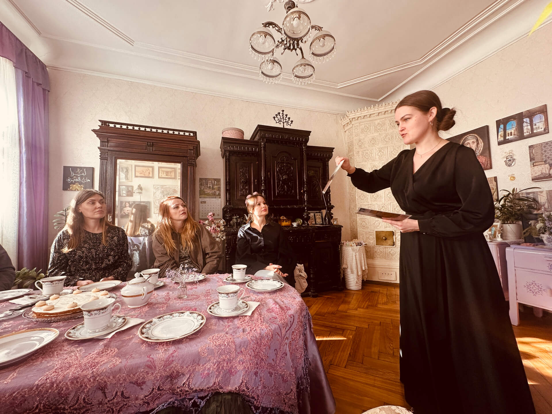 Группа слушателей на экскурсии об истории быта в интерьерах старинного дома