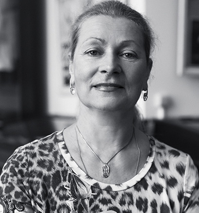 Комолова актриса.