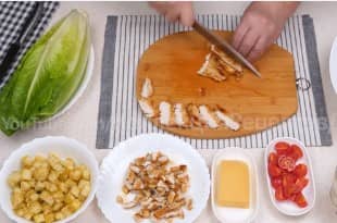 Приготовление салата «Цезарь» с курицей и сухариками: шаг 7