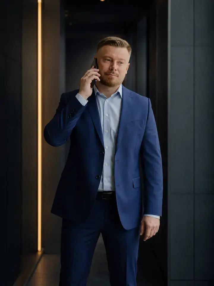 Адвокат Дмитрий Белоусов разговаривает по телефону