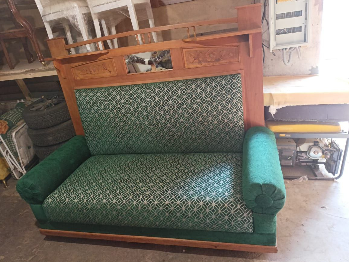 Антикварный диван после реставрации: бережное восстановление исторического стиля