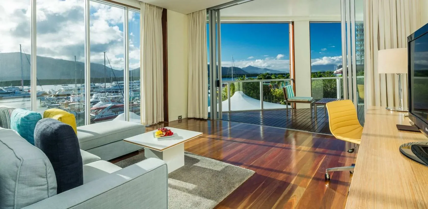 Гостиная сьюта Horizon Club с панорамными окнами на марину, Shangri-La The Marina, Кэрнс