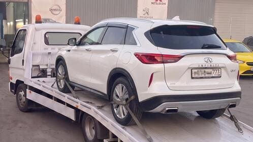 Инфинити QX50 на эвакуаторе возле техцентра Акпп-Сервис