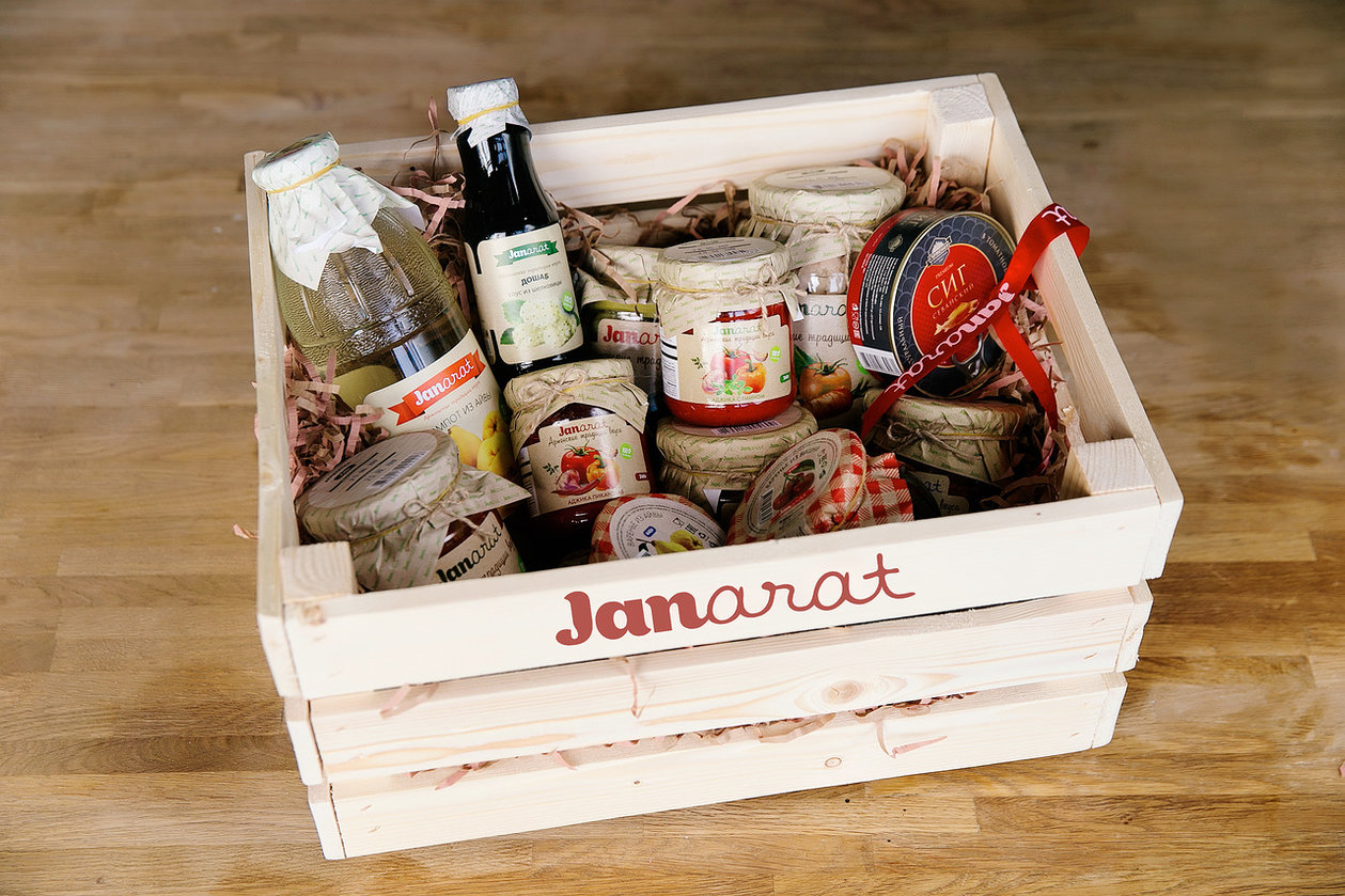 ассорти армянских сухофруктов. подарочные продуктовые наборы. корзина из армянских продуктов. армянские подарки мужчине. армянский подарок на день рождения.