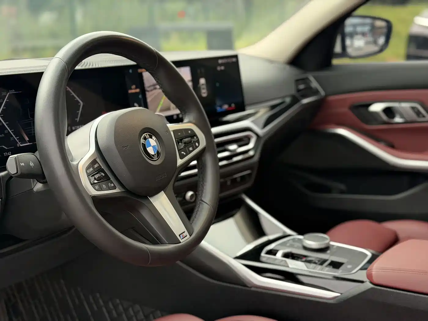 BMW 320Li G28 2024 M Sport Package — место водителя, руль, широкий дисплей и центральная консоль