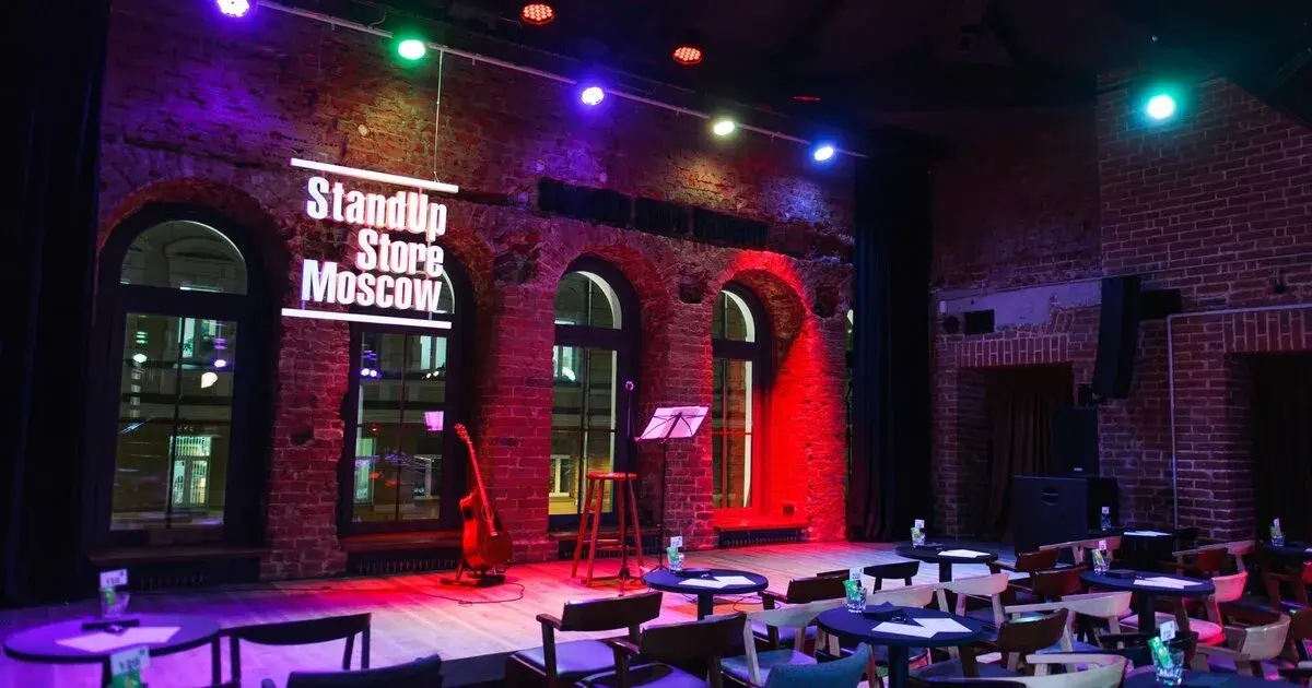 Комик выступает на сцене StandUp Store Moscow