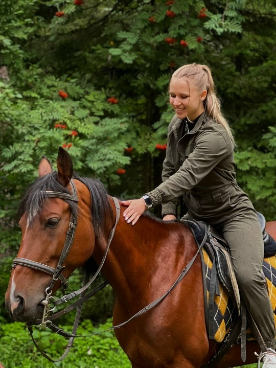Конная прогулка — дополнительная услуга в глэмпинге Тишина в окружении природы Пермского края
