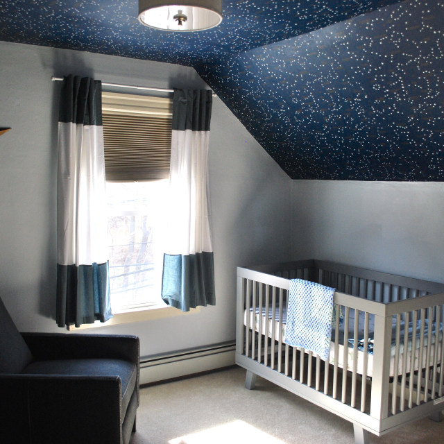 Матовый потолок в гостиной