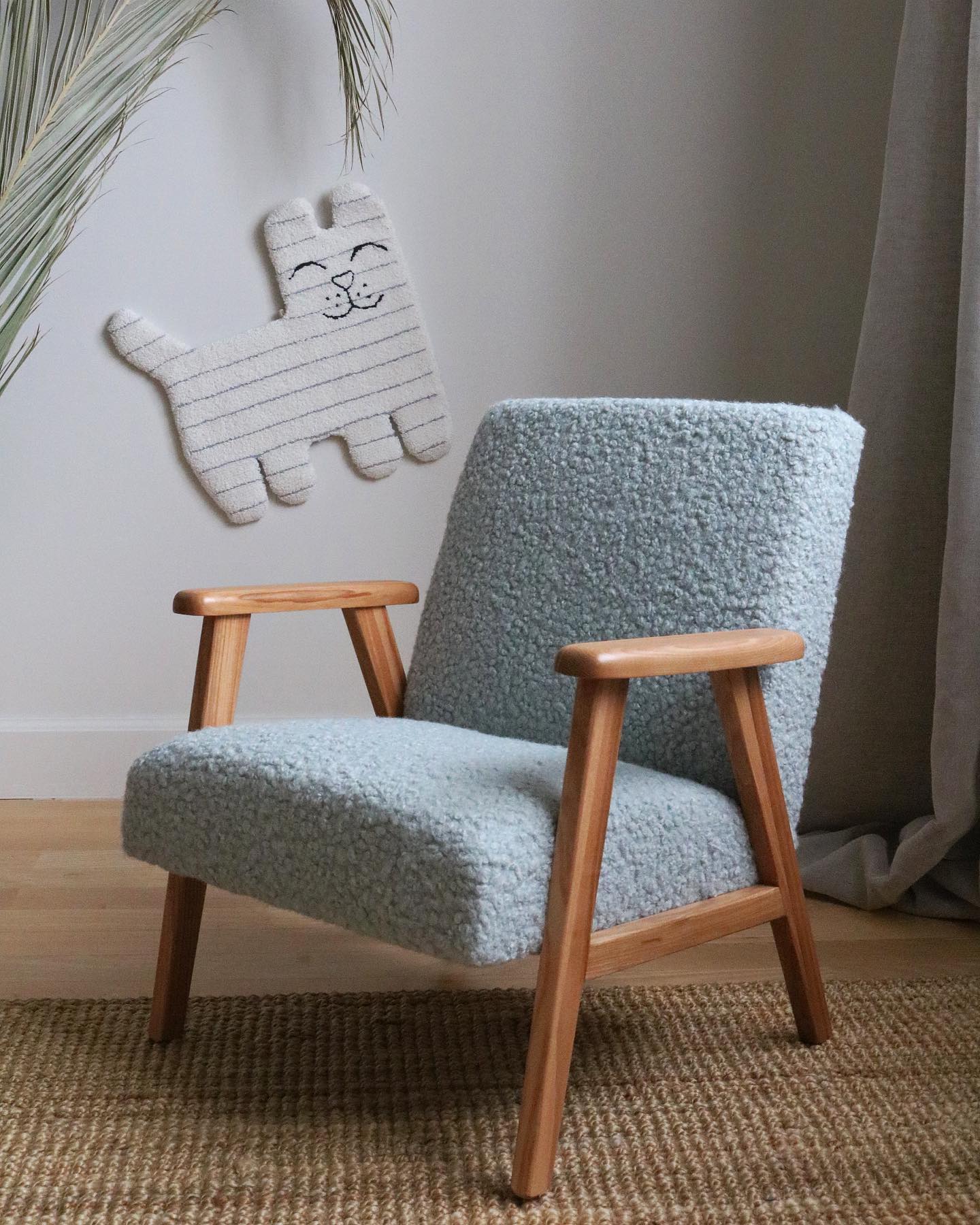голубое кресло для детской комнаты