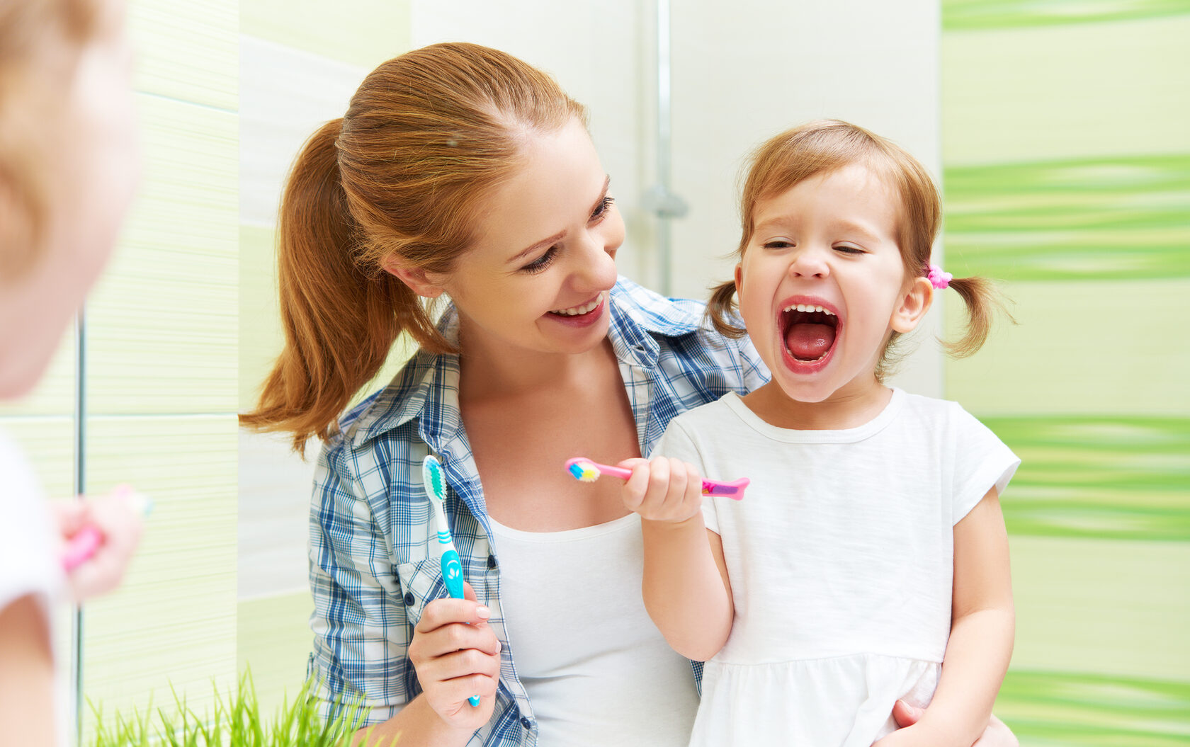 Мама с ребенком чистят зубы