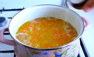 Приготовление ухи из красной рыбы со сливками по-фински: шаг 11