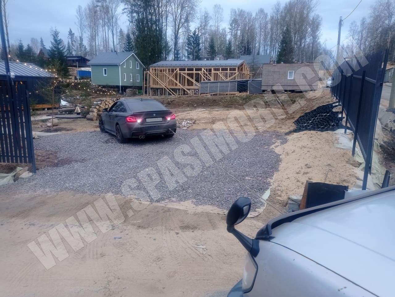 Вытащили автомобиль BMW лебедкой из россыпи щебня, колеса авто закопались в щебенке в деревне Керро, Куйвозовском сельском поселении Всеволожского района Ленинградской области.
