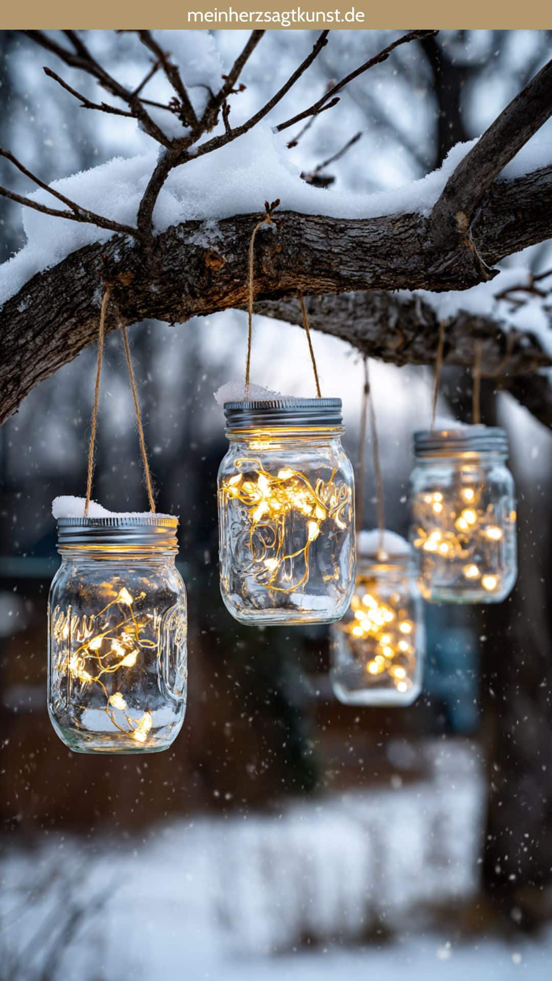 Банки Мейсона, словно море огней на дереве.