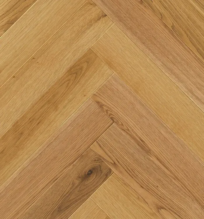 Жёлтый дуб от Living Tree — светлый интерьер с природной теплотой. Укладка английской ёлкой позволяет создать лёгкий, современный образ пространства, актуальный для кухонь и гостиных.