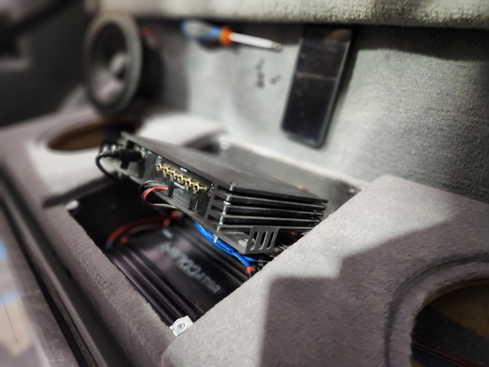 устанвока усилителей dmc delorean