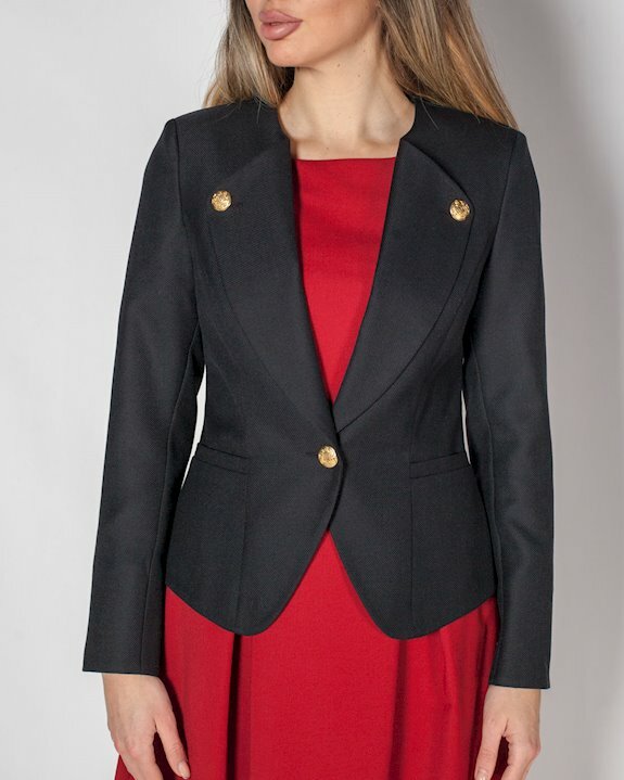 Класическо вталено дамско сако, подходящо за офиса и като връхна дреха през есента и пролетта
