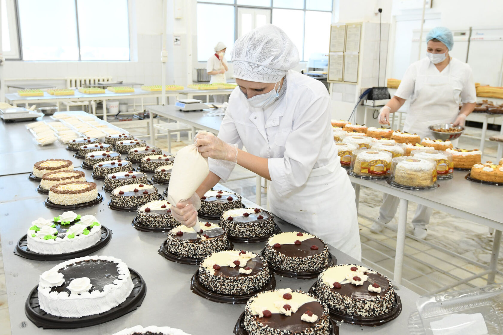 Как готовятся торты на производстве