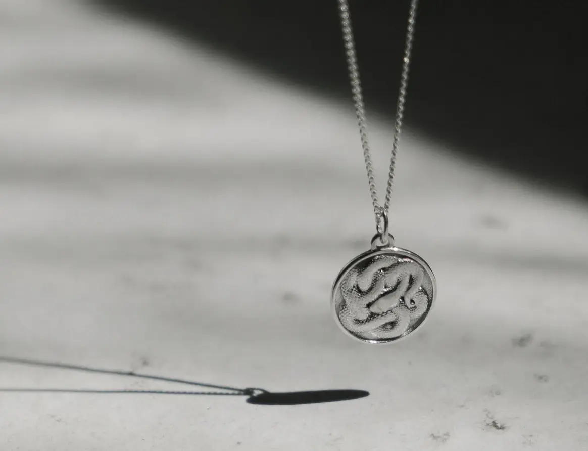 Серебрянная подвеска со змеей Tempter от 11Jewellery крупным планом