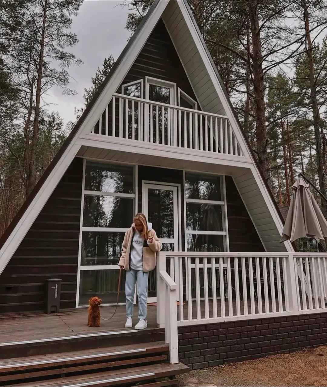 Гостья с собакой у террасы A-Frame Family