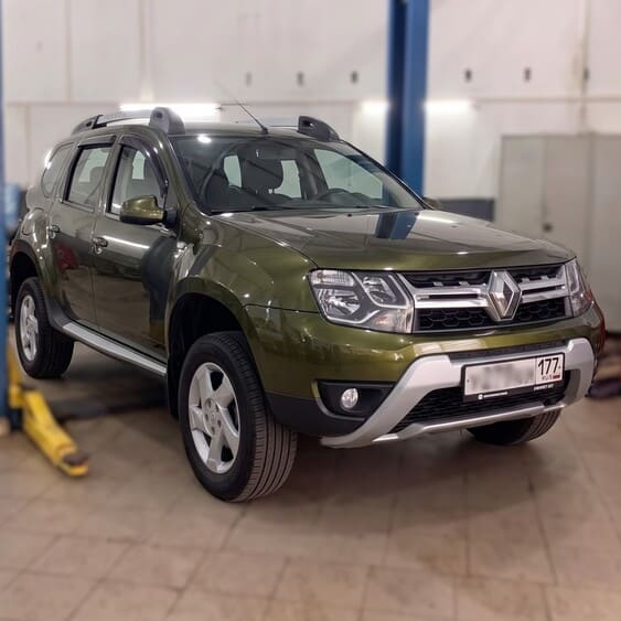 Renault Duster в боксе сервиса на подъёмнике перед капремонтом АКПП DP0 AL4