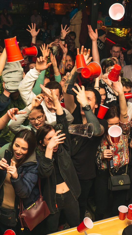 Люди у столика Beer Pong Jam