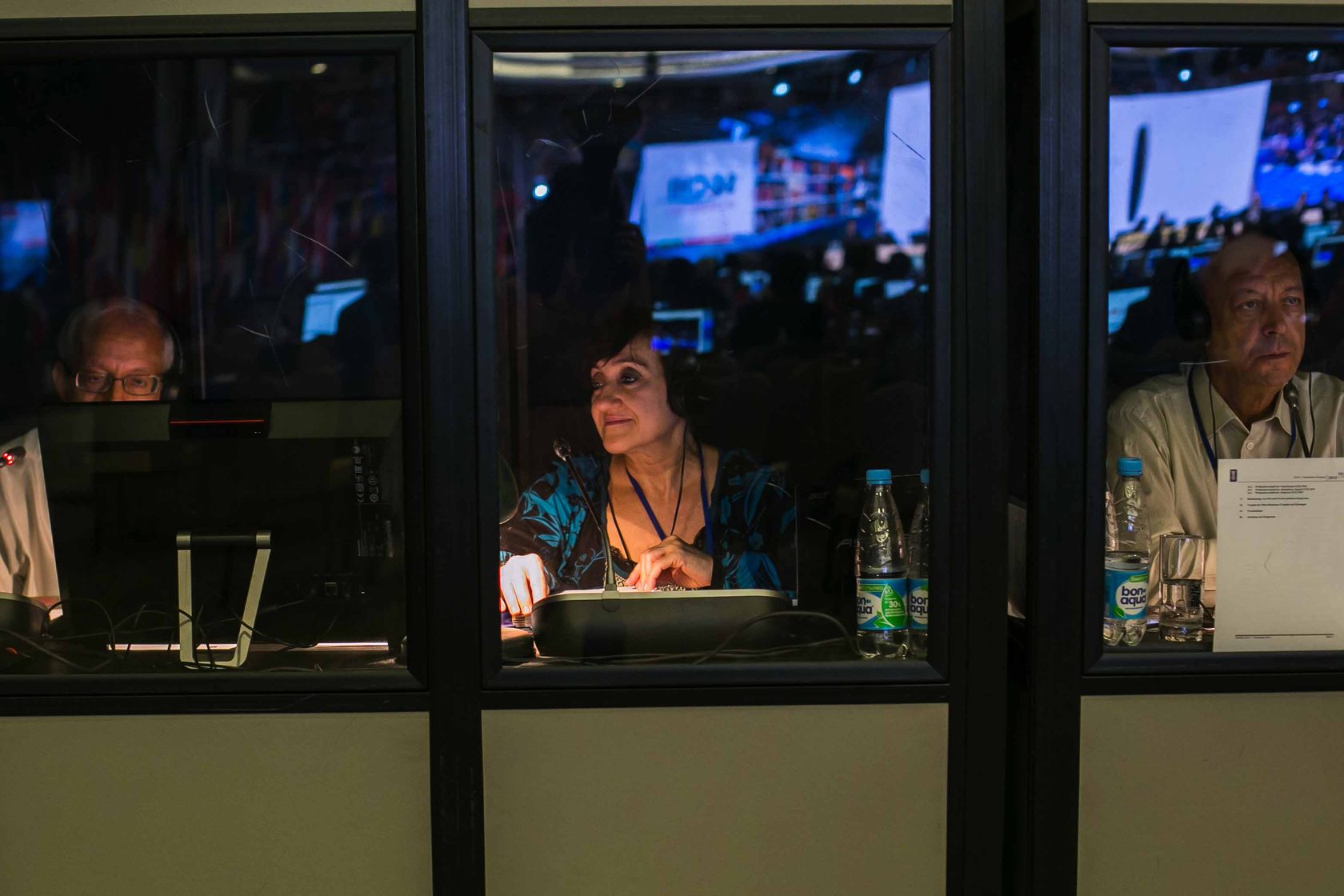 Переводчик синхронист. Синхронный переводчик фото. Кабина синхронного переводчика. Simultaneous translation. Переводчик синхронист.