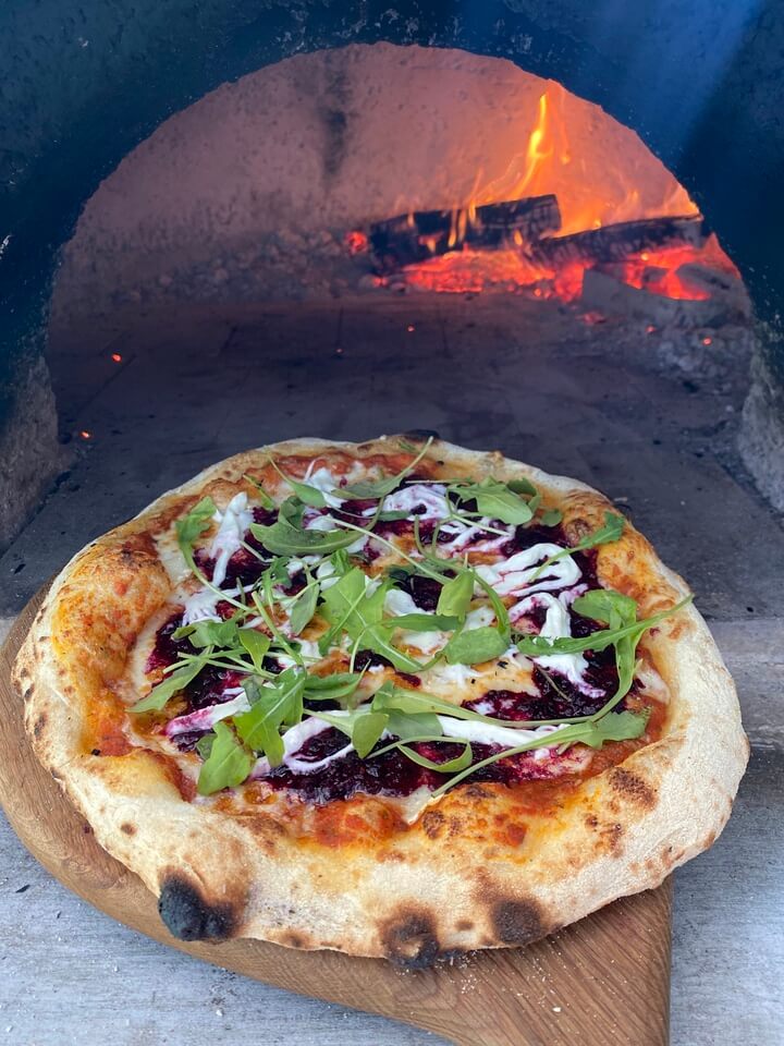 Классическая пицца с колбаской, сыром и томатами в тандыре