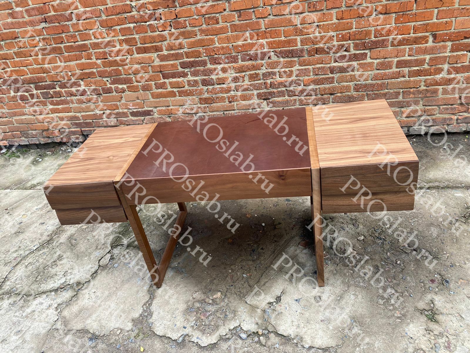 Стол продавца. Маленький стол в стиле лофт. Выставочный стол. Shop stol. Стол для кассового аппарата.