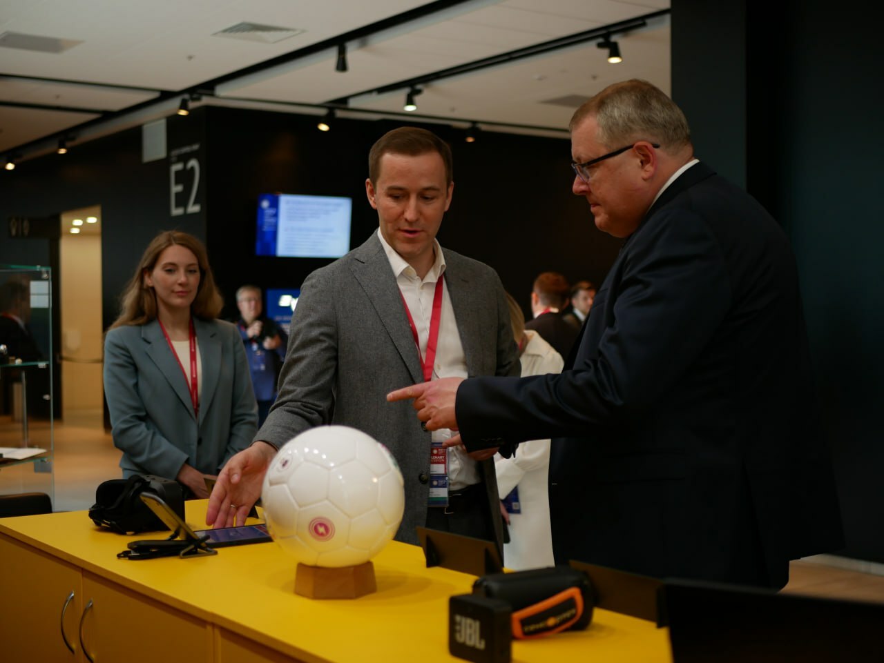 Сергей буров сенсор-тех. Лаборатория «сенсортех». Технологии vr в офтальмологии. Логотип лаборатория сенсор тех. Лаборатория сенсор тех.