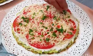 Приготовление кабачкового торта с помидорами, сыром и чесноком: шаг 15
