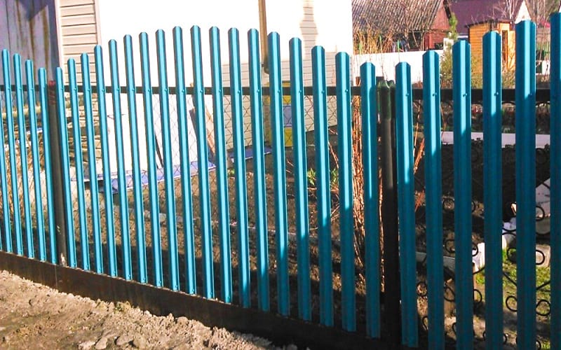 Забор из металлического штакетника цвет бирюзовый