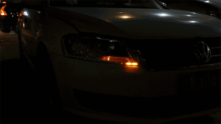 автомобиль с мигающими фарами. светодиодные автомобильные фонари sr18s. машина с горящими фарами. Led стробоскопы 4 led. машина с моргающими фарами.