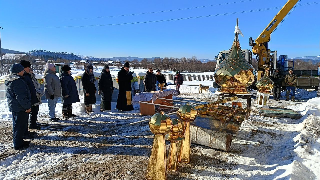 Освящение крестов и куполов у храма святителя Николая Чудотворца в селе Ангыр