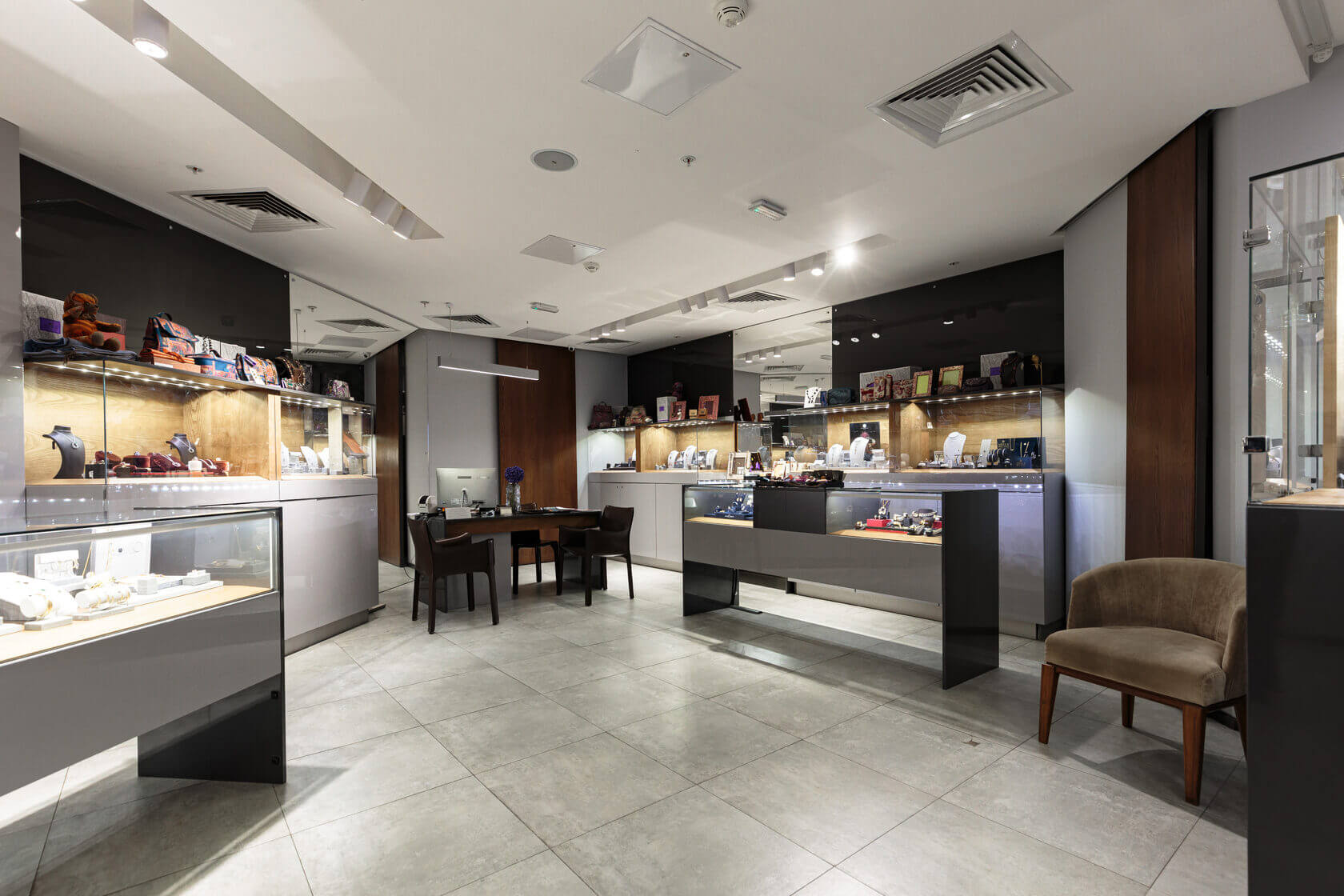 Элегантное пространство мультибрендового бутика с коллекцией украшений и часов