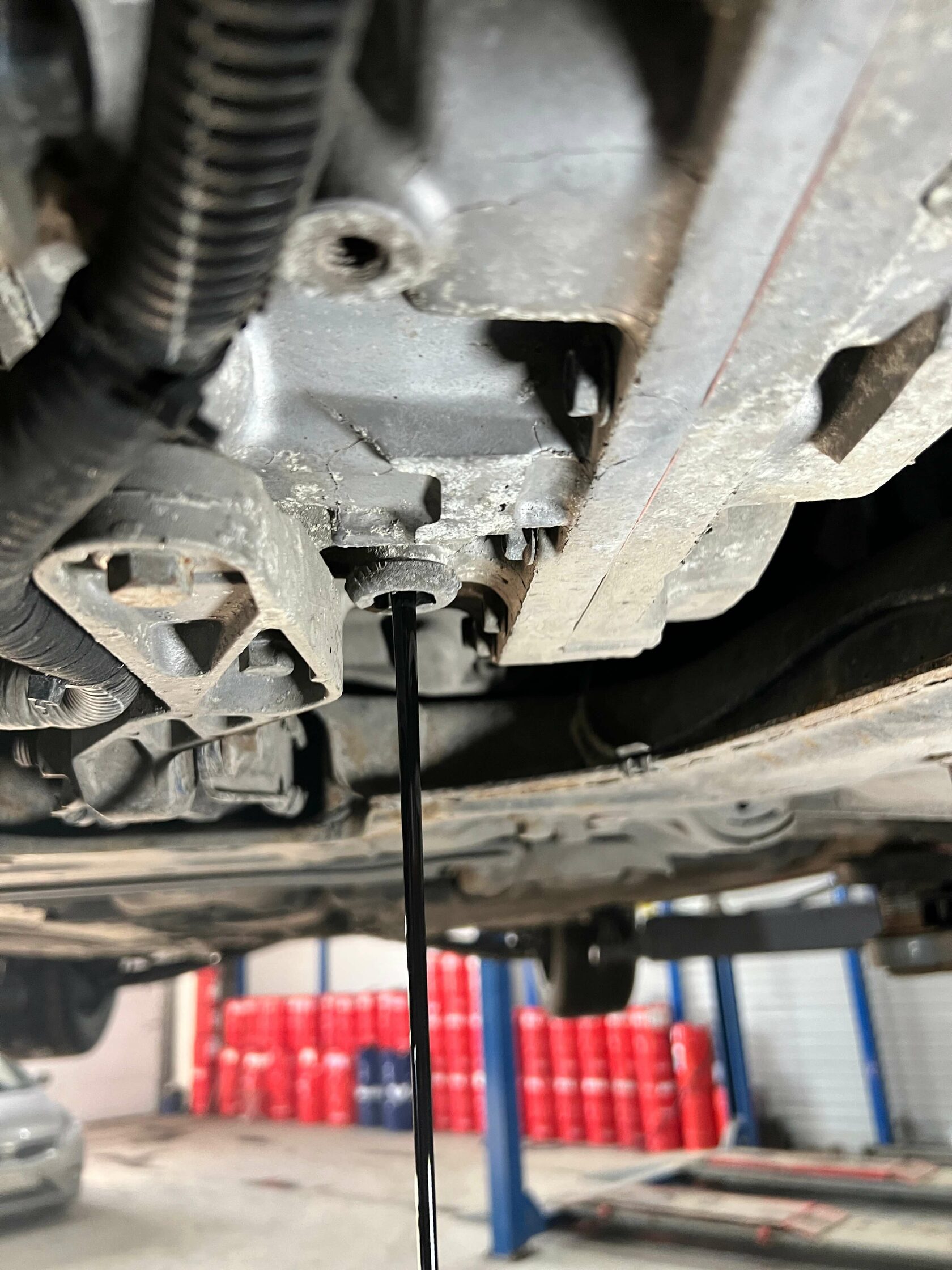 Слив масла через контрольную пробку